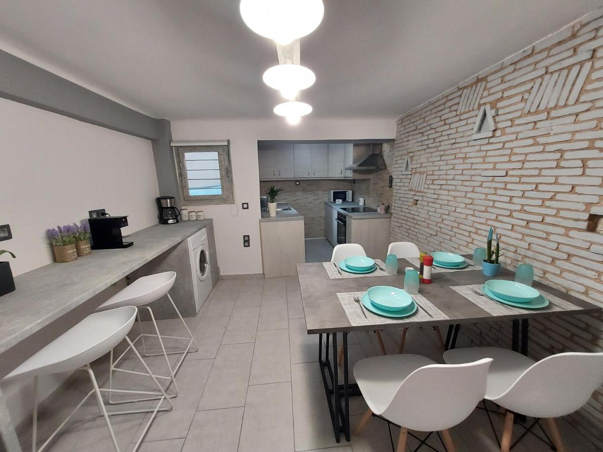 Anastasia'S Apartment With Yard เอเธนส์ ภายนอก รูปภาพ