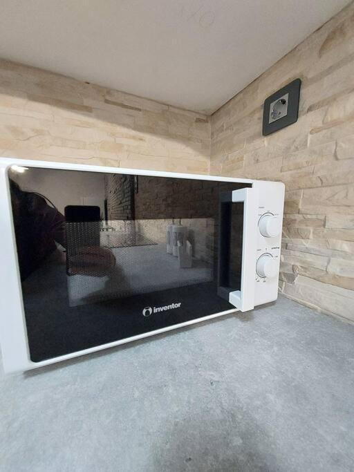 Anastasia'S Apartment With Yard เอเธนส์ ภายนอก รูปภาพ