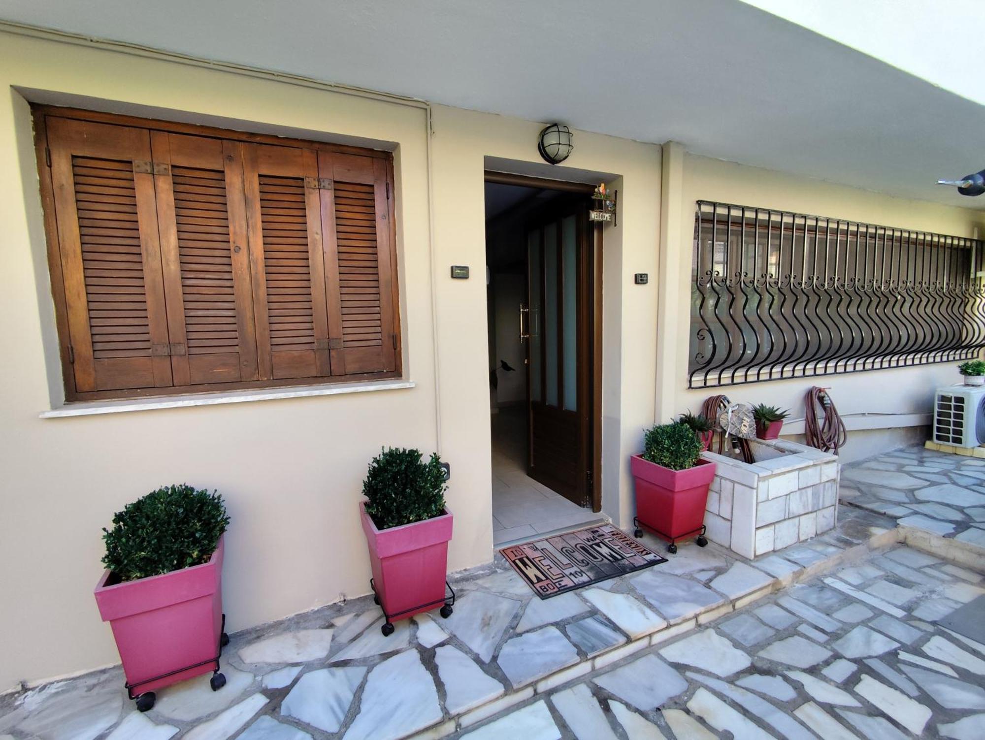 Anastasia'S Apartment With Yard เอเธนส์ ภายนอก รูปภาพ